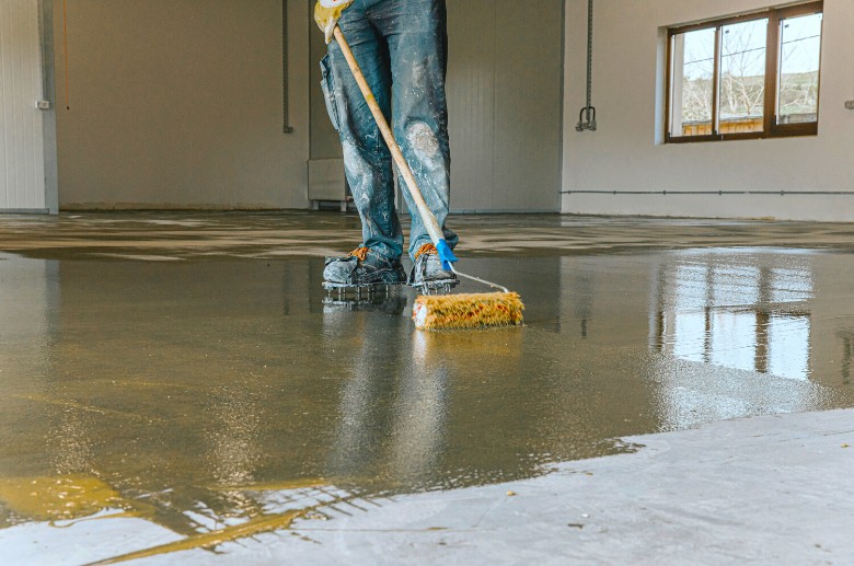 Roll out the first coating is one of the steps in applying the epoxy floor coating.